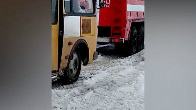 Десятки автомобилей и 2 детских автобуса застряли в снегу под Верхнеуральском
