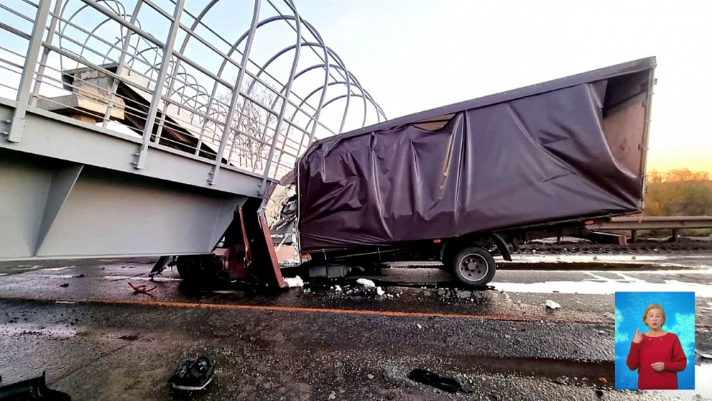 Надземный переход рухнул на две машины