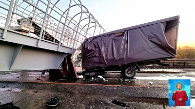 Надземный переход рухнул на две машины