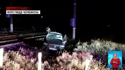 Машина такси с пассажиром попала под поезд