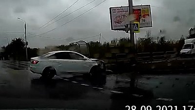 В Магнитогорске «Лада Веста» протаранила столб