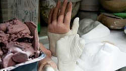 Пластический гример из Челябинска создает эктопротезы для людей без ушей и пальцев