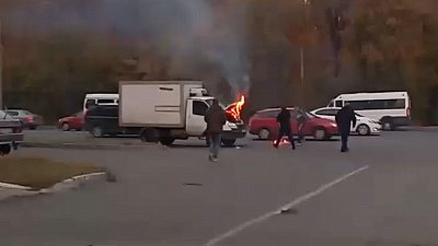 В Челябинске ГАЗель загорелась прямо на дороге: видео очевидцев