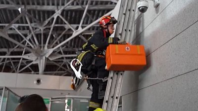 В аэропорту Внуково иностранец разгуливал под потолком терминала