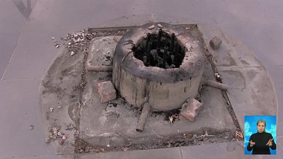 Бездомный сжег венки на Вечном огне в Миассе