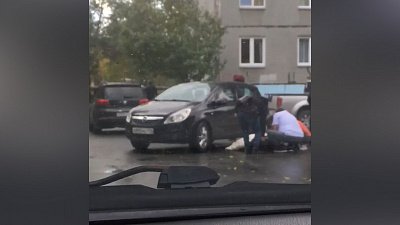 В Челябинске чёрный «Опель» сбил ребёнка: видео очевидцев