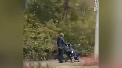 В Челябинске женщина гуляет с коляской на моноколесе