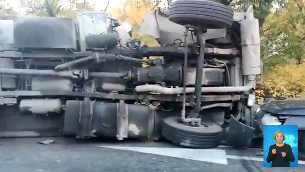 В Челябинске иномарка врезалась в столб