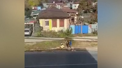 В Челябинске из грузовика выпали коробки с сигаретами