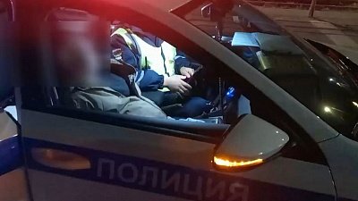 В Челябинске сотрудники ГИБДД спасли раненого человека