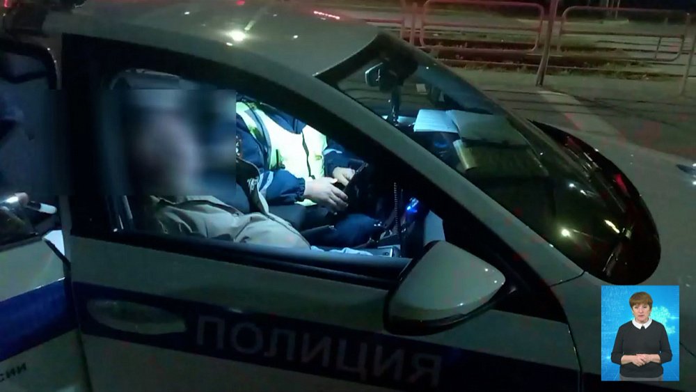 Сотрудники ГИБДД спасли раненого человека