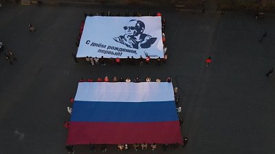 Волонтеры Челябинской области поздравили Владимира Путина с днем рождения