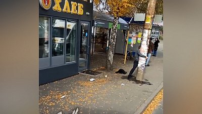 В Челябинске попала на видео схватка человека с бетонным столбом