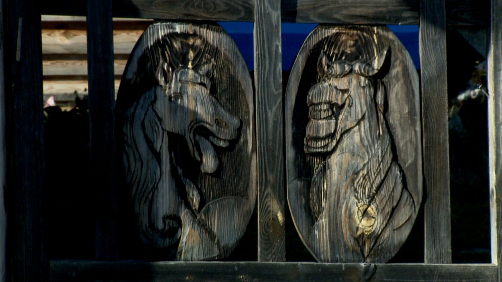 Миасский пенсионер профессионально занимается резьбой по дереву