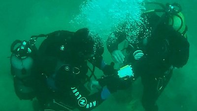 Челябинские спасатели-водолазы прислали видео со дна Чёрного моря