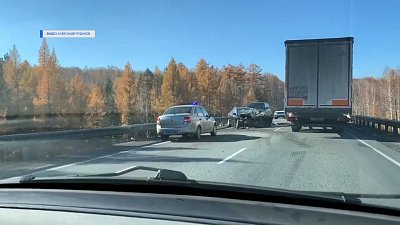 В аварию попали большегруз и два легковых автомобиля