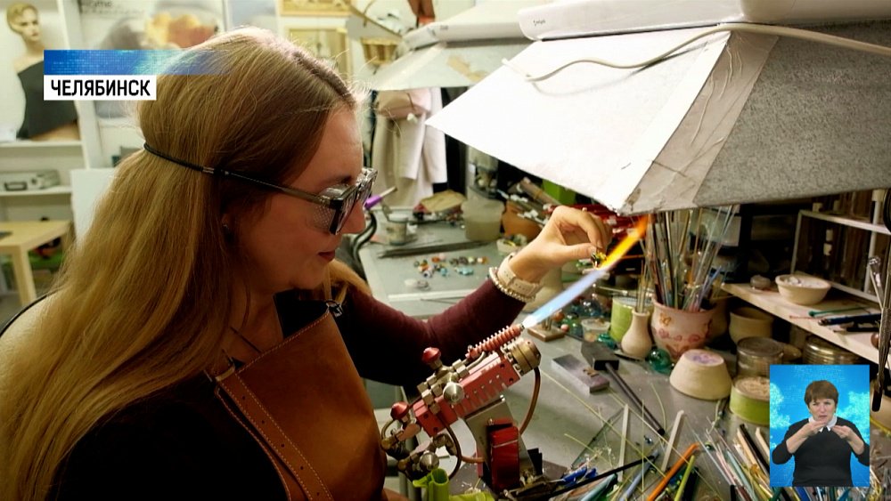 Челябинка делает фигуры из стекла