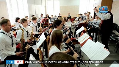 Подарок для духового оркестра в сюжете «Новые инструменты в Институте искусств»