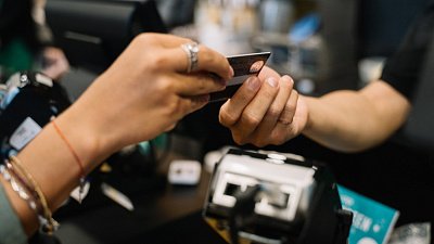 Жители Челябинской области стали оплачивать покупки безналичным способом на 30% чаще