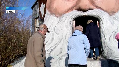 В Миассе продают дом в виде головы богатыря