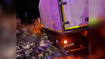 Иномарка влетела в грузовик из-за метели на трассе