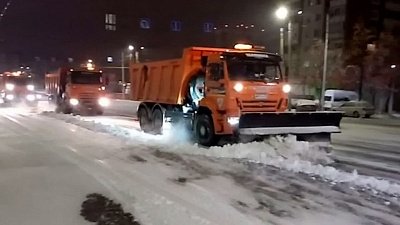 В Челябинске продолжается уборка снега