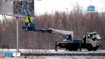 Работа на высоте в сюжете «Монтаж баннеров»