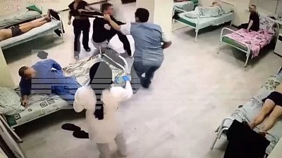 В сети обнародовали видео драки медика с психически больными пациентами в Миассе