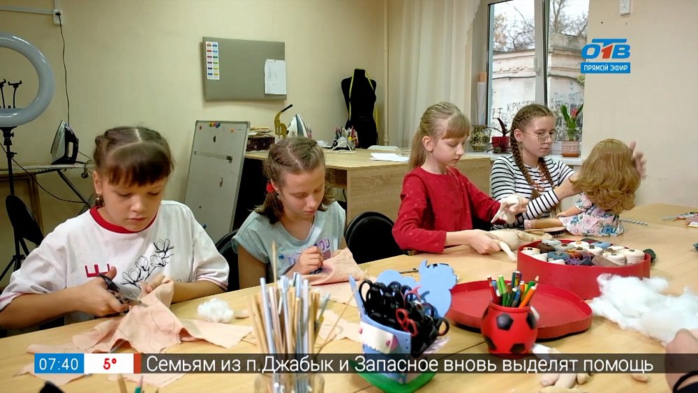 Как изготавливается авторская кукла в сюжете «Кукольная мастерская Марьиной»