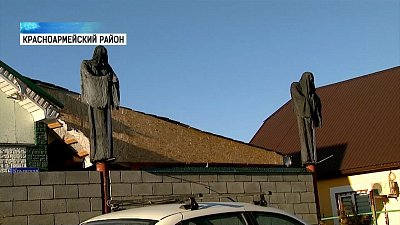 Челябинец украсил дом к Хэллоуину