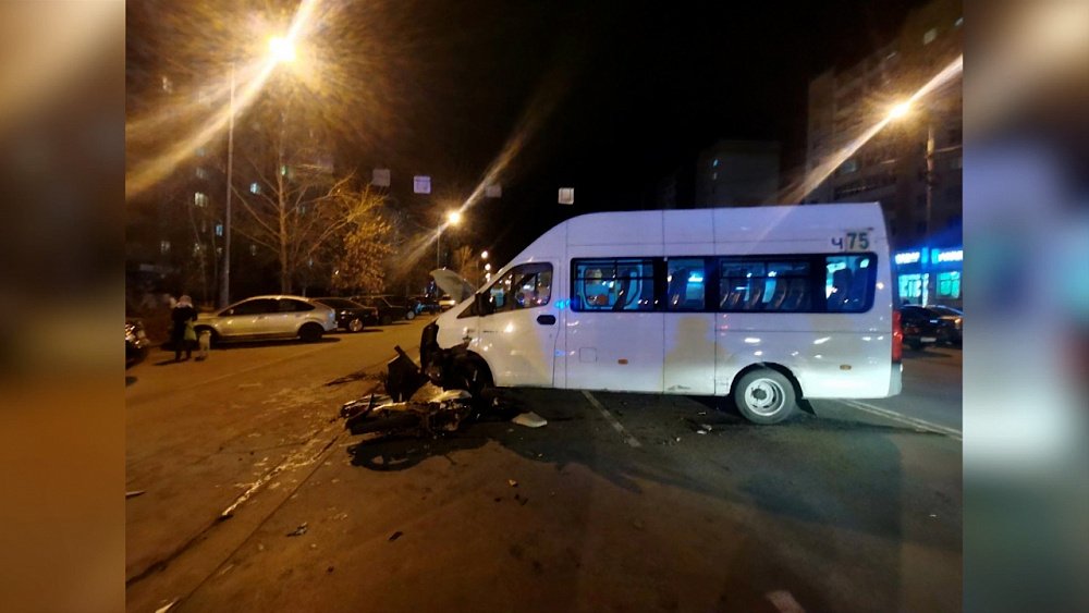 Иномарка влетела в столб и загорелась