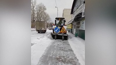 В Челябинске устраняют последствия ночного снегопада
