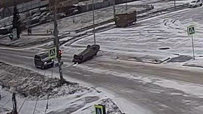 «Лада» выполнила прыжок с переворотом на перекрёстке в Чебаркуле