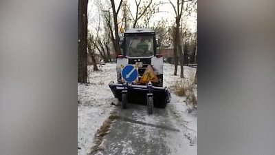 В Челябинске продолжают устранять последствия снегопада