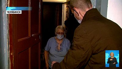 Волонтеры в пандемию помогают пенсионерам