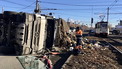 В Челябинске мусоровоз перевернулся вблизи трамвайных путей