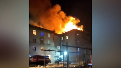Крупный пожар в общежитии Копейска попал в объектив камеры