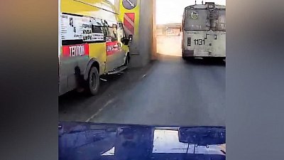 Маршрутка врезалась в опору моста в Челябинске