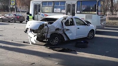 Женщину травмировало осколками машины на остановке в Челябинске