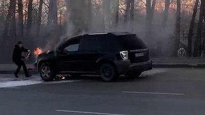 Внедорожник загорелся на Свердловском проспекте: видео очевидцев