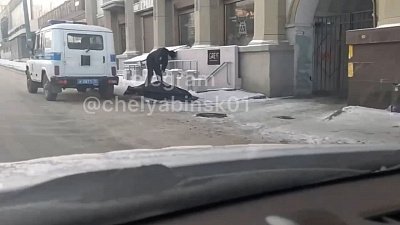 Мертвый человек в центре Челябинска попал в объектив камеры