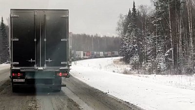 На трассе возле Златоуста затруднено движение большегрузов