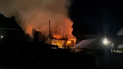 В Златоусте вспыхнул двухэтажный жилой дом