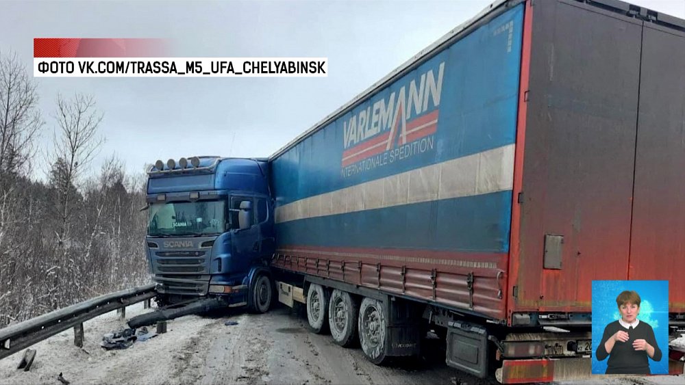 Грузовик столкнулся с фурой на трассе М-5