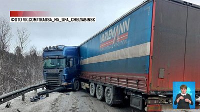 Грузовик столкнулся с фурой на трассе М-5