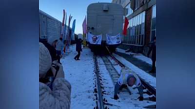 В Троицке стронгмен протащил девять вагонов и установил мировой рекорд