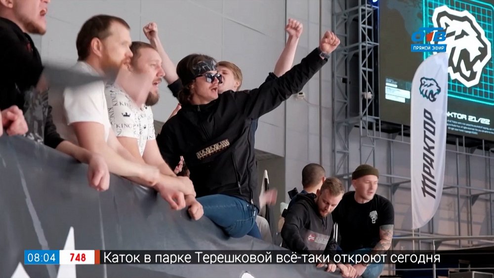 О чем кричат мужчины в сюжете «Болельщики «Трактора»