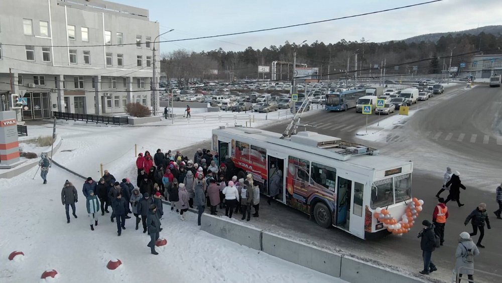 АЗ «УРАЛ» пустили в рейс тематический троллейбус