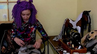 Челябинка делает игрушечных лошадок для хоббихорсинга