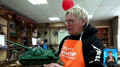 Житель Златоуста вырезал танк из дерева